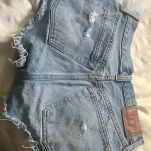 LEVIS 501 DISTRESSED CUTOFFS